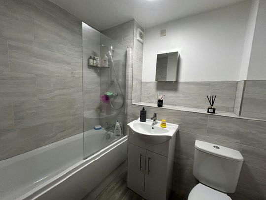 Flat to rent on - Photo 1