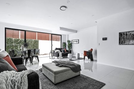 This Townhouse Offers a Sleek Open-Plan and Light-Filled Spaces - Photo 2