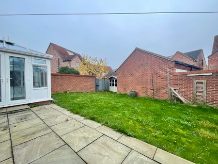 4 bedroom Detached House to let - Photo 5