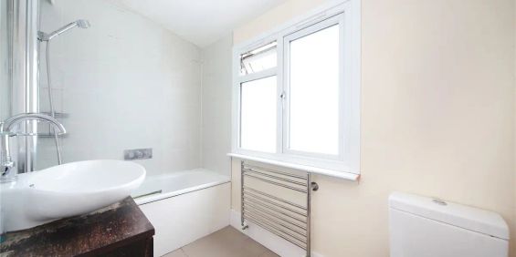 1 bedroom flat in Battersea - Photo 3