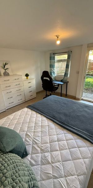 Room in a Shared House, Quainton Street, NW10 - Photo 1