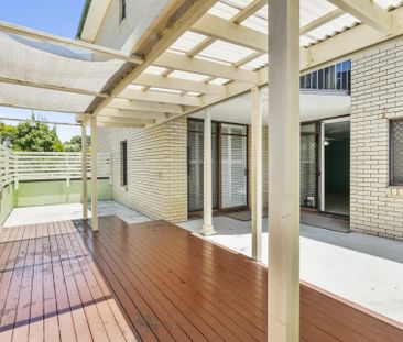 SPACIOUS TWO BEDROOM APARTMENT WITH HUGE OUTDOOR DECK - WALK TO BEACH! - Photo 5