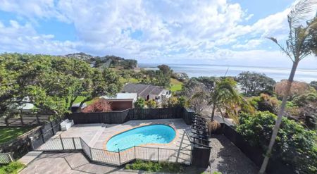 Stunning Coastal Luxury 5-Bed Family Haven in Prime Army Bay - Photo 3