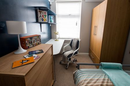 6 Bed End Terrace, Kimbolton Avenue, NG7 - Photo 3