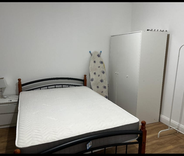 1 bedroom in a flat share to rent - Photo 5