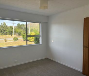 SPACIOUS, SUNNY FAMILY LIVING - Photo 2