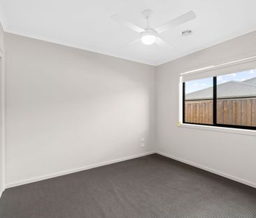 STUNNING HOME IN EMERALD WATERS ESTATE - Photo 5