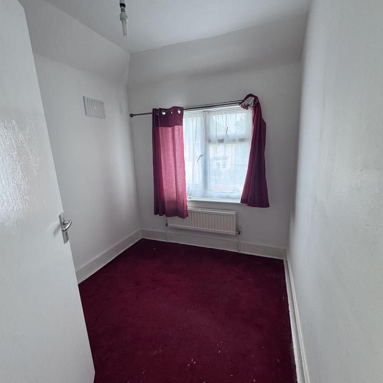 4 bedroom semi-detached house to rent - Photo 1