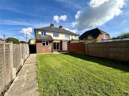 3 bedroom semi-detached house to rent - Photo 2