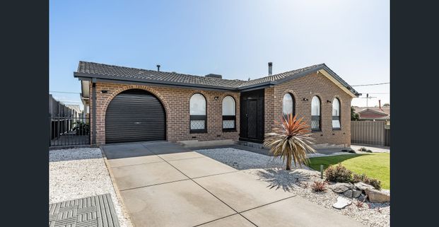 Beautifully presented home for the whole family PLUS much more. - Photo 1