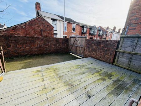 2 bedroom semi-detached house to rent - Photo 5