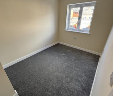 4 bedroom semi-detached house to rent - Photo 4