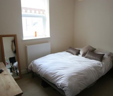 2 bedroom Flat To Let - Photo 2