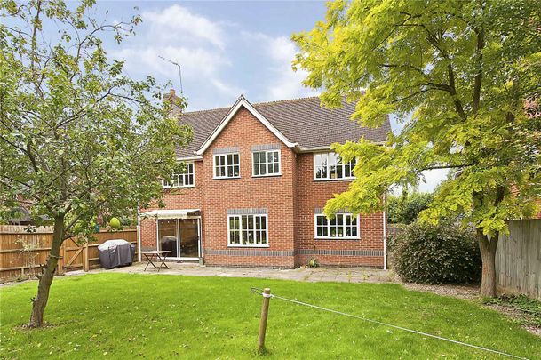 A well presented five bedroom family home set in a quiet cul-de-sac in Cobham. - Photo 1