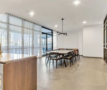 Modern Two-Bedroom Apartment in a Prime Location - Photo 3