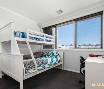 Spacious Four-Bedroom Townhouse with Dual Master Suites and Lake Views - Photo 4