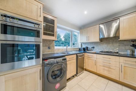 Room in a Shared House, Balmoral Close, SW15 - Photo 4