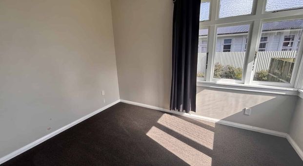 THREE BEDROOMS - ROSLYN - Photo 1