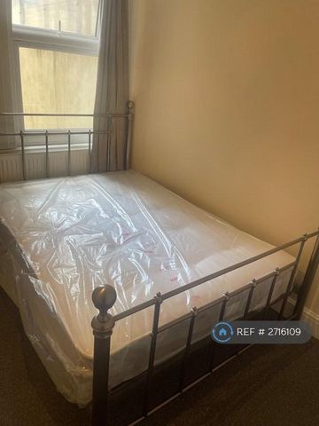 1 bedroom in a house share to rent - Photo 3