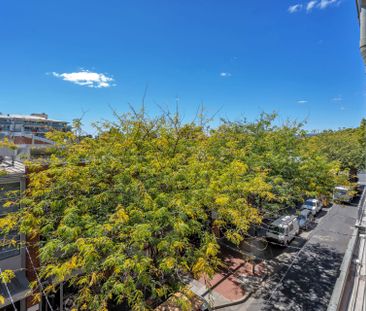 Fully Furnished Apartment in Beautiful East End! - Photo 2