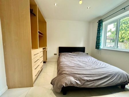 Aldershot Road, Fleet, Hampshire, GU51 - Photo 5