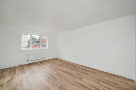 4 bedroom semi-detached house to rent - Photo 5