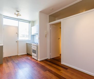 SPACIOUS APARTMENT WITH COURTYARD - Photo 3