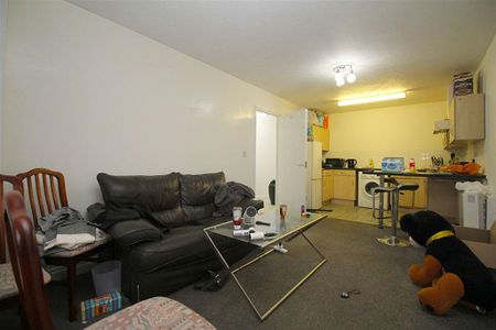 2 bedroom ground floor flat to rent - Photo 3