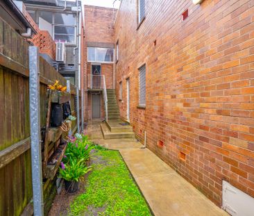 Charming Ground Floor Apartment in Sought-After Hamilton South - Photo 6