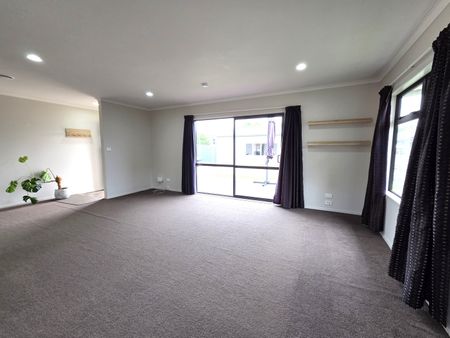 Modern 3-bedroom home with garage - Photo 4