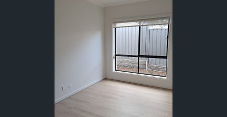 Middle of Town! - Photo 2