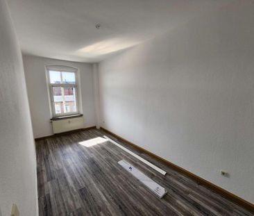 Plauen - 2-Raum hell und gut geschnitten, Einbauküche, großer Balkon nach Süden, Stellpl. im Hof möglich - Foto 1