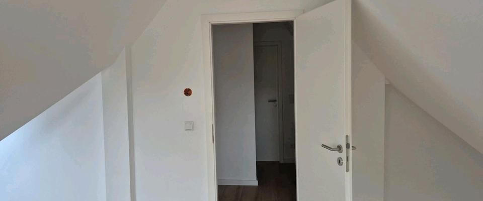 Schöne neu renovierte 2 Etagen Wohnung mit Balkon in Düsseldorf - Foto 1