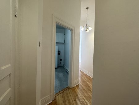Logement rénové de 2 chambres en location semi-meublé - Photo 3