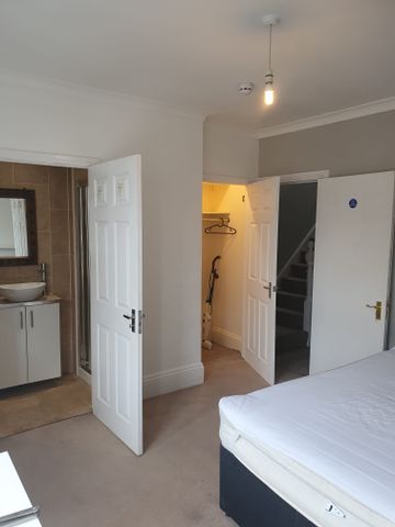 6 bedroom, 1 en-suite house - Photo 4