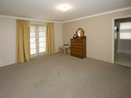 🏡 Spacious 3x2 Family Home for Rent! - Photo 2
