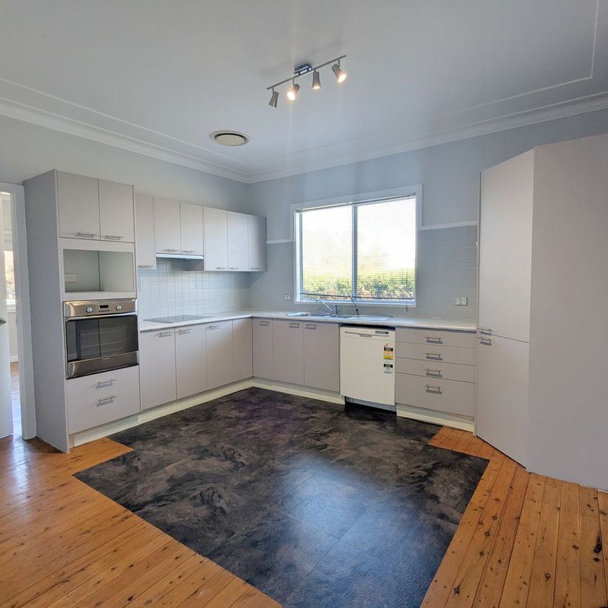 Charming 2 Bed Cottage with Ducted A/C - Photo 1