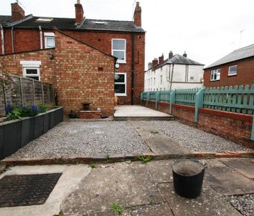 2 bedroom end of terrace house to rent - Photo 3
