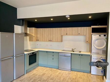 6 bedroom semi-detached house to rent - Photo 4