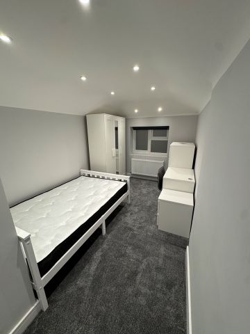 Room in a Shared House, Middle Street, SO14 - Photo 2