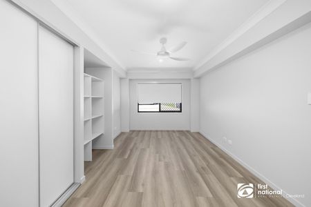 CHARMING FAMILY HOME CLOSE TO BAY IN THORNESIDE - Photo 2