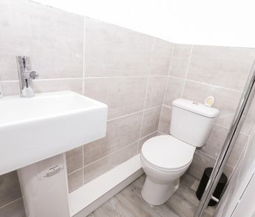 4 bedroom House To Let Total Size: 1077 SQ FT - Photo 4