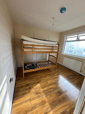 4 bedroom semi-detached house to rent - Photo 3