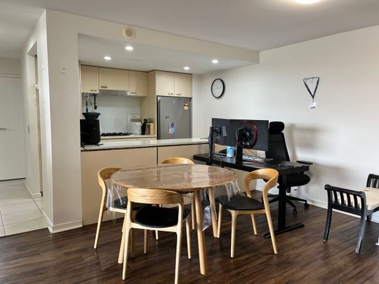 Spacious, Modern, Secure Inner City Living (Furnished) - Photo 1