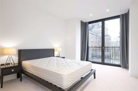 Positioned on the fourth floor of the highly regarded Lincoln Square, a luxury two bedroom apartment situated within the picturesque Lincoln's Inn Square. - Photo 4