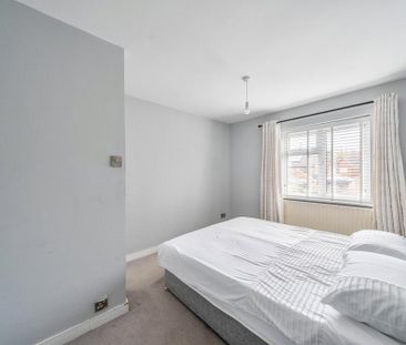 4 bedroom link detached house to rent - Photo 4