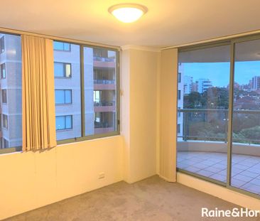 Modern Two-Bedroom Apartment in Prime Location - Photo 6