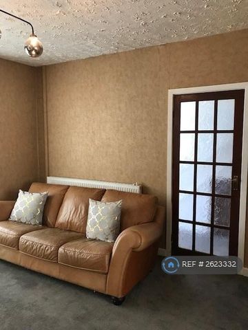 1 bedroom in a house share to rent - Photo 2