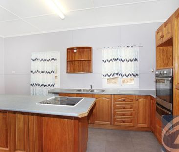 Charming 4-bedroom cottage in quiet corner of Nambour - Photo 6