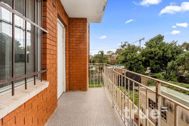 LIGHT FILLED APARTMENT IN IDEAL LOCATION - Photo 1